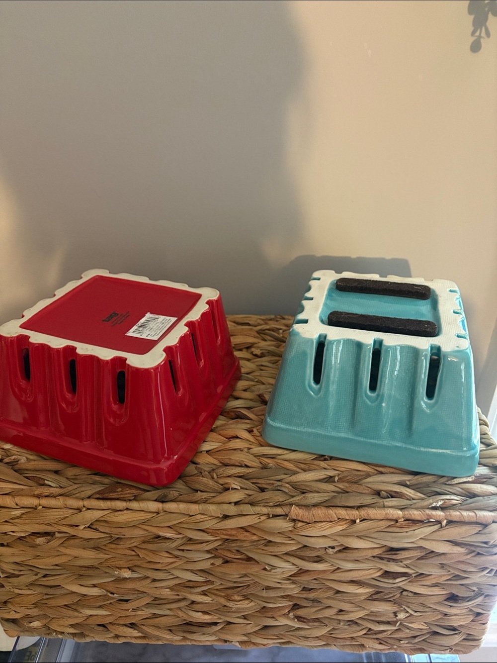 Tag Ceramic Serveware Berry Baskets in Red and Teal - Picture 5 of 7